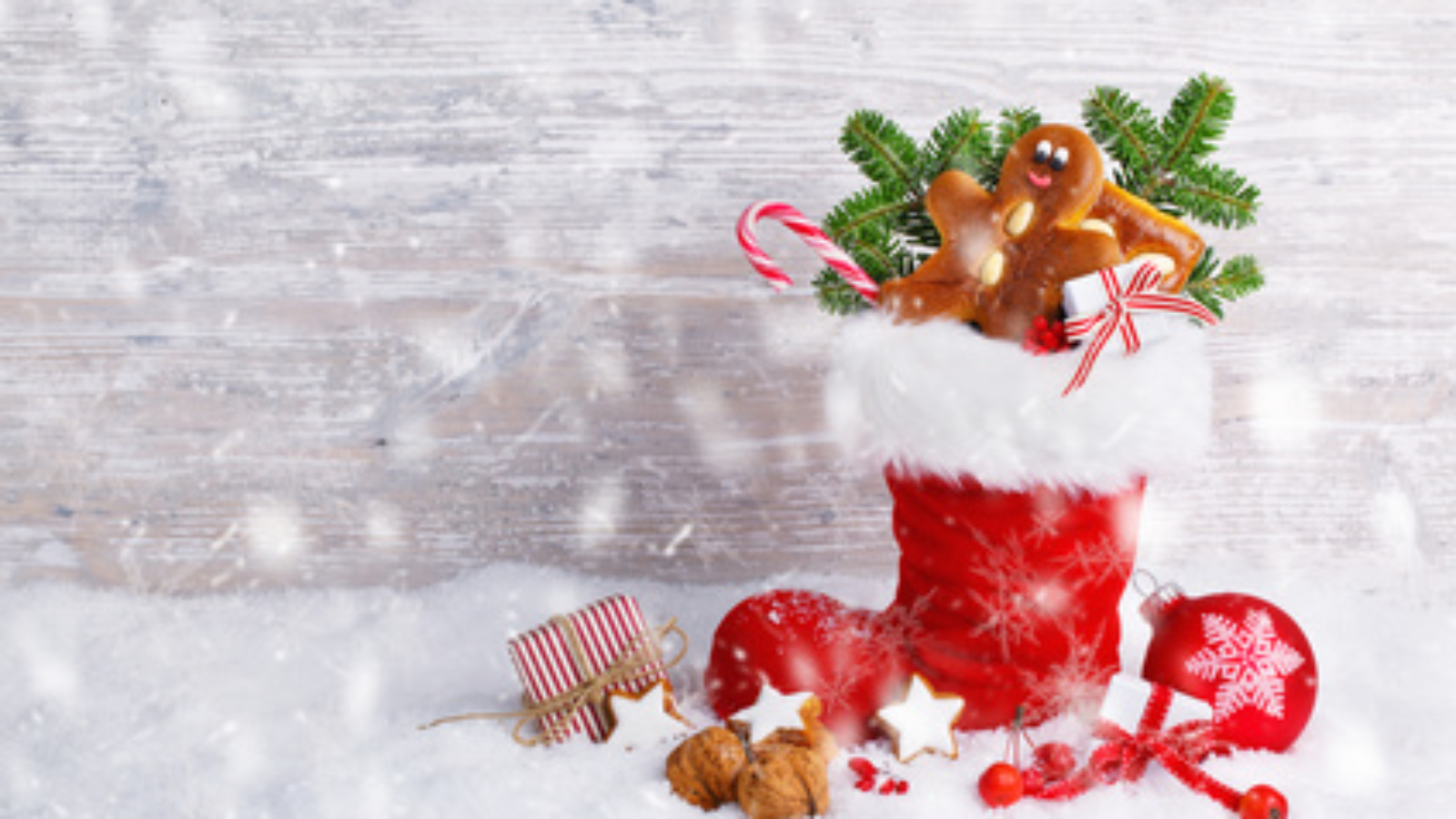 Nikolaus, Weihnachten  -  Hintergrund mit Nikolausstiefel und Sigkeiten